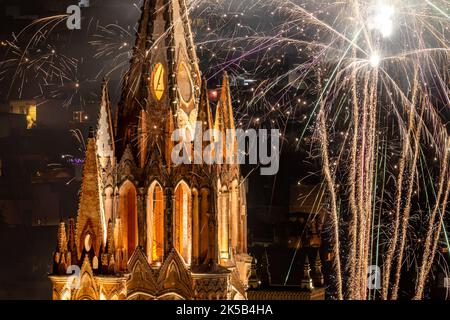 La façade du bâtiment de l'église la Parroquia est entourée de feux d'artifice Banque D'Images