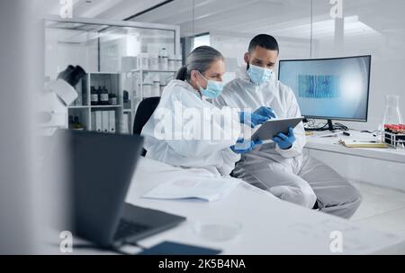 Covid recherche, tablette et science avec un homme et une femme scientifique travaillant dans un laboratoire pour l'innovation et la santé. Médical, Internet et analytique avec Banque D'Images