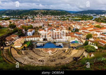 Vue sur Vienne et l'ancien théâtre (Isère, France) depuis le Mont Pipet. Vienne était un centre majeur de l'Empire romain sous le nom latin Vienn Banque D'Images