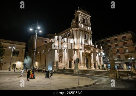 Avola, Italie - 09-14-2022: L'église principale de la place centrale d'Avola illuminée Banque D'Images