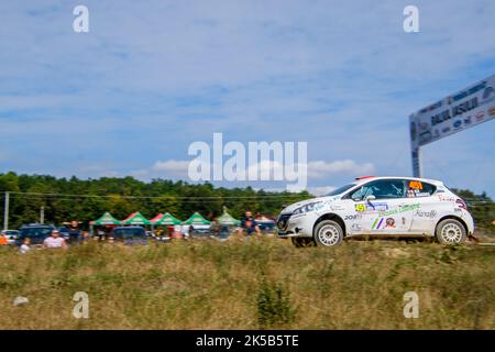 Une course de voiture à l'événement annuel de ralliement à Iasi sur la route verte de la forêt de Dobrovat Banque D'Images