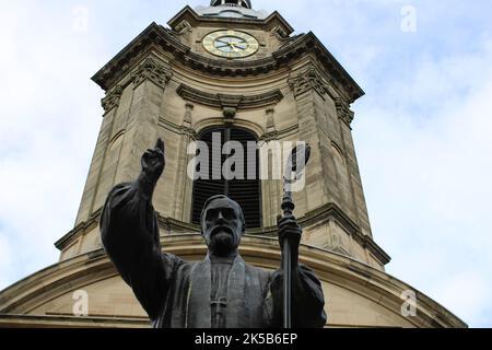 Un petit angle de la statue de Charles Gore devant la cathédrale St Philip à Birmingham, en Angleterre. Banque D'Images