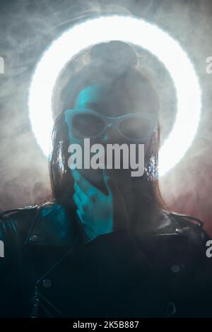 cyber punk visage de science-fiction portrait néons fille dans la fumée Banque D'Images