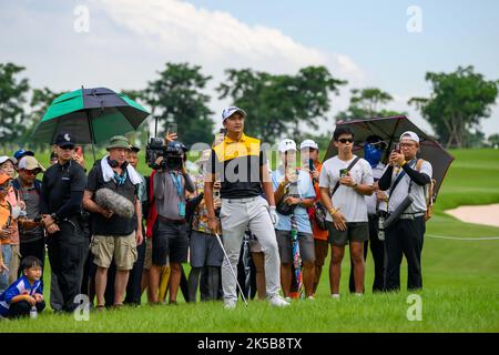 Sadom Kaewkanjana, de Thaïlande, a frappé de l'ébauche le 4 lors de la ronde du LIV Golf Invitational Bangkok au Stonehill Golf course à Bangkok, EN THAÏLANDE Banque D'Images