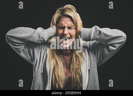 Anxiété, femme bipolaire pleure, frustrée ou folle sur un studio sombre pour la psychologie et la santé mentale maquette. Traumatisme, schizophrénie ou dépression Banque D'Images