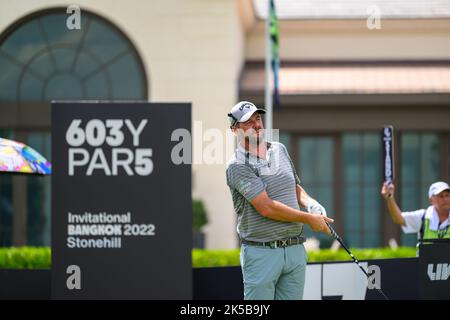 Marc Leishman, d'Australie, débarque au trou 17 lors de la partie de 1st du LIV Golf Invitational Bangkok au Stonehill Golf course à Bangkok, EN THAÏLANDE Banque D'Images