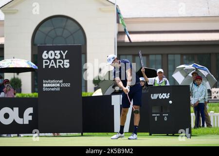 Cameron Tringale of USA débarque au trou 17 pendant la partie 1st du LIV Golf Invitational Bangkok au Stonehill Golf course à Bangkok, EN THAÏLANDE Banque D'Images