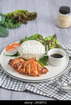 Poulet grillé Teriyaki avec riz sur fond de bois Banque D'Images