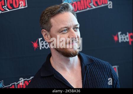 New York, États-Unis. 06th octobre 2022. L'acteur James McAvoy pose lors de la table ronde de presse « ses matériaux sombres » au Comic con de New York en 2022 à New York, NY, 6 octobre 2022. (Photo par Anthony Behar/Sipa USA) crédit: SIPA USA/Alay Live News Banque D'Images