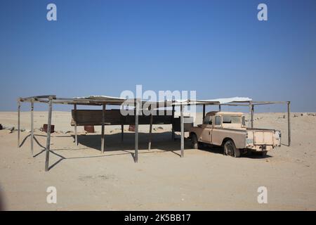 Parkplatz in der Wüste mit alten Pick-up LKW, Katar, Qatar Banque D'Images