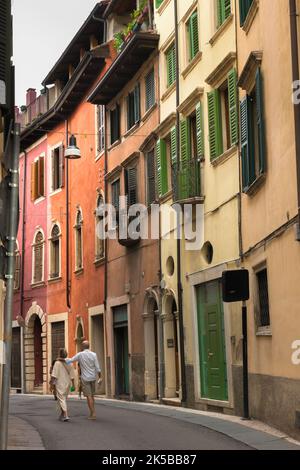 Voyage en couple d'âge mûr, vue arrière d'un couple d'âge moyen marchant dans une rue pittoresque dans le centre historique de la ville de Vérone, Italie Banque D'Images