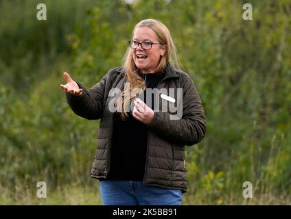 Emma Marsh, directrice générale de la RSPB, donne un discours aux défenseurs de la faune lors d'une conversation sur la nature au parc régional de Bassetts Mead, près de Hook dans le Hampshire, la circonscription de Ranil Jayawardena, secrétaire à l'Environnement. Date de la photo: Vendredi 7 octobre 2022. Banque D'Images