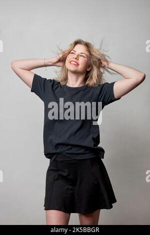 modèle féminin en studio avec vent dans les cheveux Banque D'Images