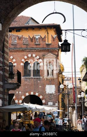 Arco Della Costa Verona, vue sur la fameuse côte de la baleine suspendue sur une arcade entre Piazza delle Erbe et via della Costa à Vérone, Italie Banque D'Images