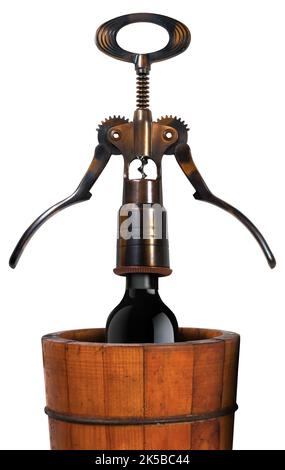 Gros plan d'une bouteille de vin noir avec un tire-bouchon, à l'intérieur d'un fût en bois, isolé sur fond blanc, photographie. Banque D'Images