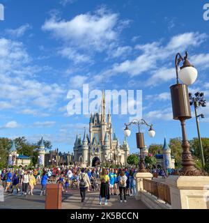 Orlando, FL USA - 15 février 2020 : personnes marchant vers le château de Cendrillon à Walt Disney World Magic Kingdom, à Orlando, en Floride. Banque D'Images
