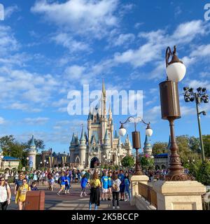 Orlando, FL USA - 15 février 2020 : personnes marchant vers le château de Cendrillon à Walt Disney World Magic Kingdom, à Orlando, en Floride. Banque D'Images