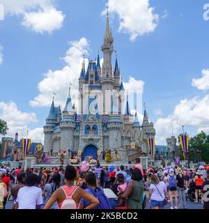 Orlando, FL USA - 11 mai 2019 : personnes marchant vers le château de Cendrillon à Walt Disney World Magic Kingdom à Orlando, Floride. Banque D'Images