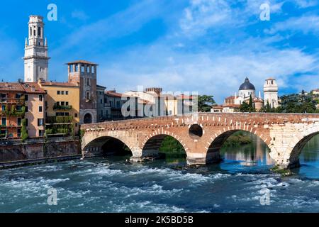 Le Ponte Pietra sur l'Adige à Vérone Banque D'Images