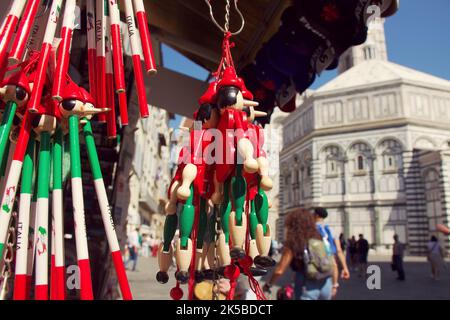 Florence, Italie , 12 septembre 2022 , vendeur stand à Florence avec Pinocchio jouet fait main souvenir . Banque D'Images