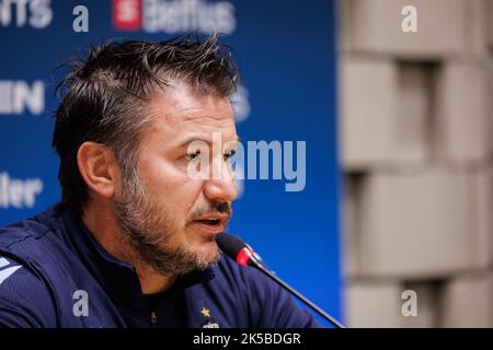 Knokke-Heist, Belgique, 07 octobre 2022, Carl Hoefkens, entraîneur-chef du Club, photographié lors de la conférence de presse hebdomadaire de l'équipe belge de football Club Brugge KV, vendredi 07 octobre 2022 à Knokke-Heist, pour discuter du prochain match de la compétition nationale contre KV Kortrijk. BELGA PHOTO KURT DESPLENTER Banque D'Images