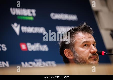 Knokke-Heist, Belgique, 07 octobre 2022, Carl Hoefkens, entraîneur-chef du Club, photographié lors de la conférence de presse hebdomadaire de l'équipe belge de football Club Brugge KV, vendredi 07 octobre 2022 à Knokke-Heist, pour discuter du prochain match de la compétition nationale contre KV Kortrijk. BELGA PHOTO KURT DESPLENTER Banque D'Images