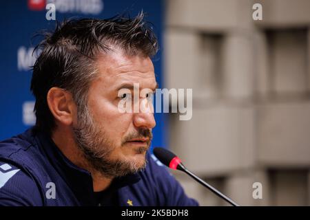 Knokke-Heist, Belgique, 07 octobre 2022, Carl Hoefkens, entraîneur-chef du Club, photographié lors de la conférence de presse hebdomadaire de l'équipe belge de football Club Brugge KV, vendredi 07 octobre 2022 à Knokke-Heist, pour discuter du prochain match de la compétition nationale contre KV Kortrijk. BELGA PHOTO KURT DESPLENTER Banque D'Images
