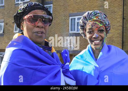 Deux dames s'amusent à la fête du matin de J'ouvert, Notting Hill Carnival, Londres Banque D'Images