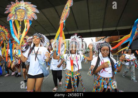 Un groupe d'enfants avec Gemz Mas en costumes colorés participent à la parade de jour de famille, Notting Hill Carnival, Londres Banque D'Images