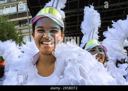 Une participante sourit à la fête de la famille, Notting Hill Carnival, Londres Banque D'Images