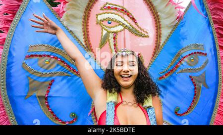 Londres, Royaume-Uni, 28th août 2022. Les participants posent et Amuse-toi bien. Une journée en famille est en cours au Notting Hill Carnival avec des chars, des groupes d'acier et un groupe de danse Banque D'Images