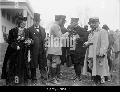 Allied Commission à U.S. Daniels; Joffre; Remon, 1917. Visite chez George Washington par les Britanniques et les Commissions de guerre françaises pour la première Guerre mondiale. Dignitaires français du général Joseph Joffre [et Remon?] Avec le secrétaire américain de la Marine Josephus Daniels. La femme à gauche est peut-être Addie Worth Bagley, la femme de Daniels. Banque D'Images