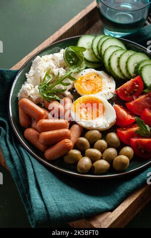 repas sain de keto déjeuner déjeuner oeuf feta fromage tomate saucisse olive Banque D'Images