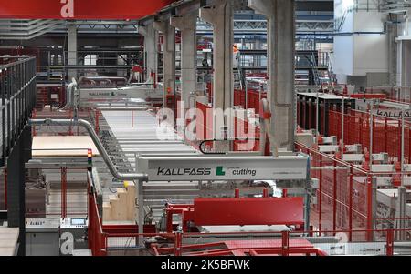 Zdirnad Doubravou, République tchèque. 07th octobre 2022. Stora Enso Wood Products présente pour les journalistes un nouveau site de production de bois stratifiés (CLT) à Zdirect Doubravou, République Tchèque, 7 octobre 2022, l'un des plus modernes au monde. Crédit: Lubos Pavlicek/CTK photo/Alay Live News Banque D'Images