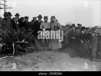 Armée, États-Unis essais de mitrailleuse, 1918. Officiers français observant les procès. Banque D'Images