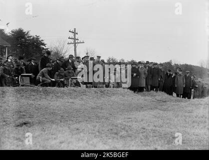 Armée, États-Unis essais de mitrailleuse, 1918. Des officiers français et britanniques regardent. Banque D'Images