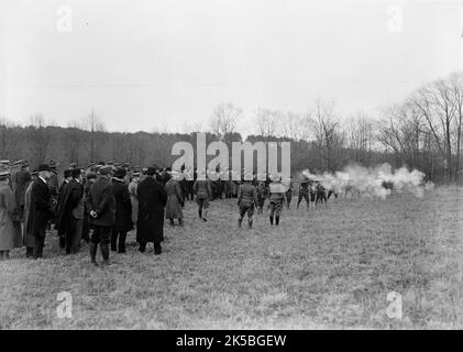 Armée, États-Unis essais de mitrailleuse, 1918. Des officiers et des civils qui observent. Banque D'Images