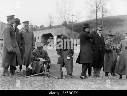 Armée, États-Unis essais de mitrailleuse, 1918. Des officiers et des civils qui observent. Banque D'Images