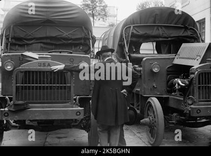 Armée, inspection des camions automobiles des États-Unis, 1917. Le président AMÉRICAIN Woodrow Wilson, première Guerre mondiale, Washington, DC. Banque D'Images