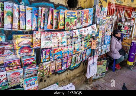 Bogota Colombie,Veracruz Calle 16 affichage de trottoir vendeur livres images livres pour enfants illustrés langue espagnole, près de Santander Park Parq Banque D'Images