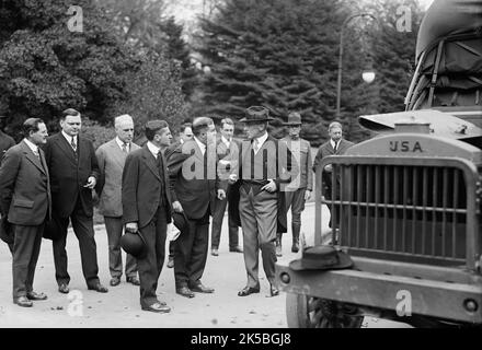 Armée, inspection des camions automobiles des États-Unis, 1917. Le président AMÉRICAIN Woodrow Wilson, première Guerre mondiale, Washington, DC. Banque D'Images