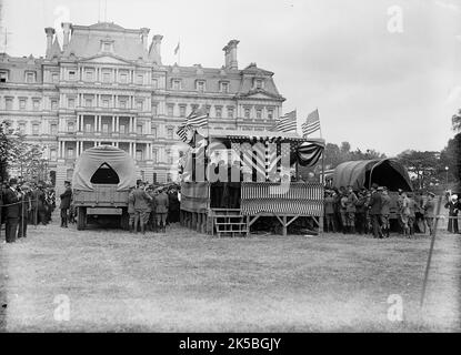 Armée, inspection des camions automobiles des États-Unis, 1917. Première Guerre mondiale, Washington, DC. Banque D'Images