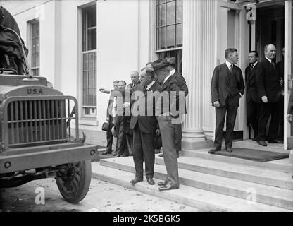 Armée, inspection des camions automobiles des États-Unis, 1917. Le président AMÉRICAIN Woodrow Wilson, première Guerre mondiale, Washington, DC. Banque D'Images