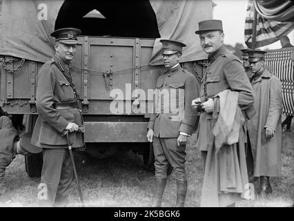 Armée, inspection des camions automobiles des États-Unis, 1917. Officiers britanniques et français, première Guerre mondiale, Washington, DC. Banque D'Images