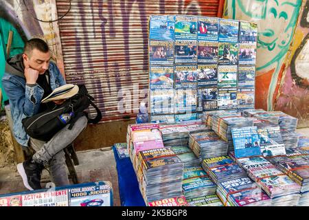 Bogota Colombie,Veracruz Calle 16 affichage de trottoir vendeur livres audio manuels techniques lecture, magasin magasins entreprises magasins marque Banque D'Images