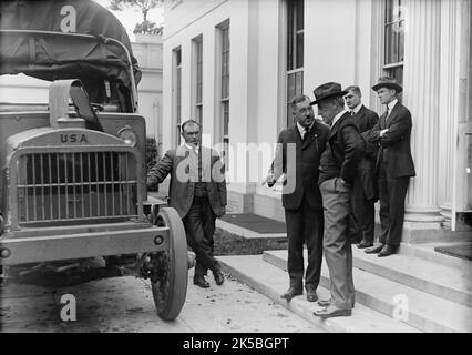 Armée, inspection des camions automobiles des États-Unis, 1917. Le président AMÉRICAIN Woodrow Wilson, première Guerre mondiale, Washington, DC. Banque D'Images