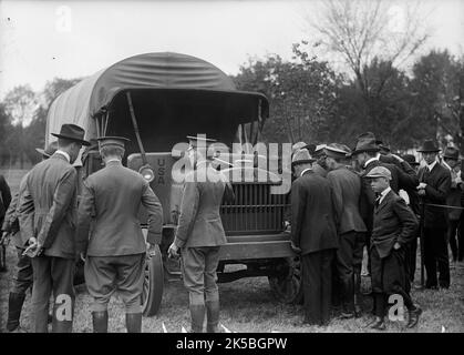 Armée, inspection des camions automobiles des États-Unis, 1917. Première Guerre mondiale, Washington, DC. Banque D'Images