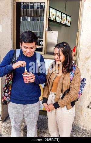 Bogota Colombie,Santa Fe,Carrera 7 Avenida Jimenez Peatonal piéton seulement promenade de rue manger de la glace, homme hommes femme femme femme couple c Banque D'Images