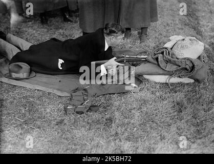 Armée, États-Unis essais de fusil, 1918. L'ancien président américain William Howard Taft, général de division de la Croix-Rouge, participe aux essais d'artillerie. Banque D'Images