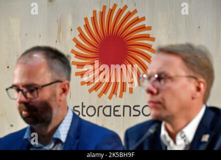 Zdirnad Doubravou, République tchèque. 07th octobre 2022. Stora Enso Wood Products présente pour les journalistes un nouveau site de production de bois stratifiés (CLT) à Zdirect Doubravou, République Tchèque, 7 octobre 2022, l'un des plus modernes au monde. Le directeur Martin Brebis se trouve à gauche. Crédit: Lubos Pavlicek/CTK photo/Alay Live News Banque D'Images